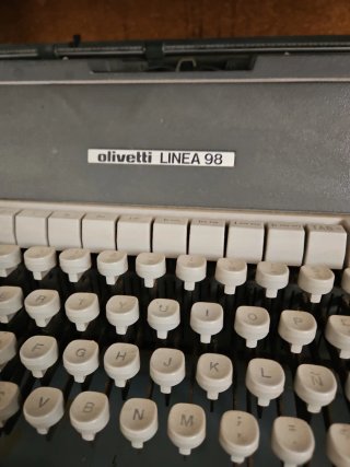 Máquina de escribir Olivetti Línea 98