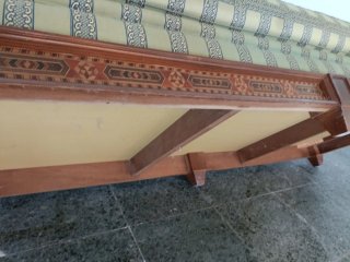 Diván de madera con cojines