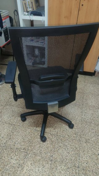 Silla de oficina ergonómica negra