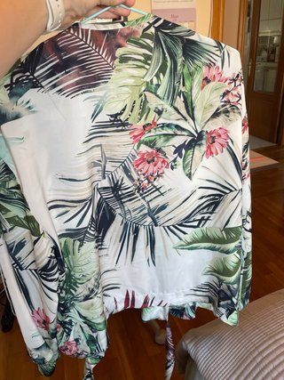 Blusa Stradivarius floral tropical Talla S