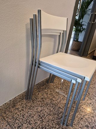 3 Sillas de plástico y aluminio blancas apilables