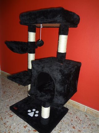 Rascador de gatos con diferentes alturas.