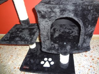 Rascador de gatos con diferentes alturas.