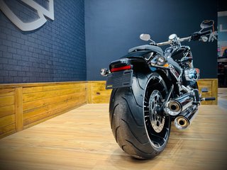 Harley-Davidson Breakout 117 Negra