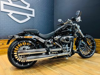 Harley-Davidson Breakout 117 Negra