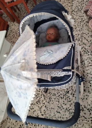 Cochecito de bebé vintage con muñeco