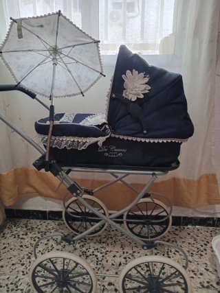 Cochecito de bebé vintage con muñeco
