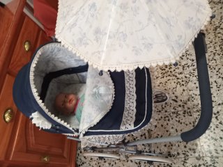 Cochecito de bebé vintage con muñeco