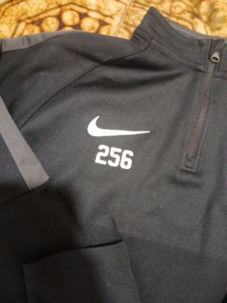 Camiseta deportiva Nike negra con número 256
