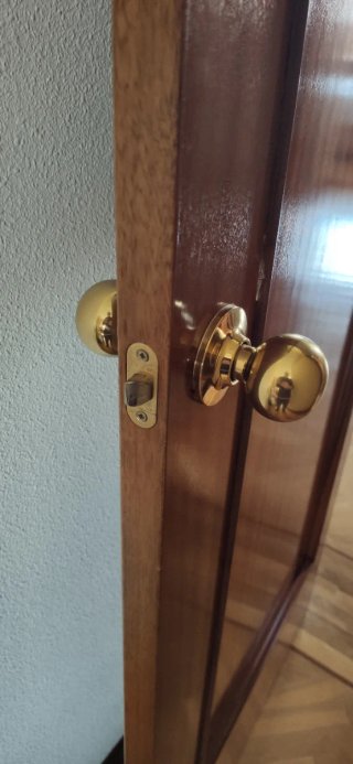 Puertas de madera maciza - habitaciones y armarios