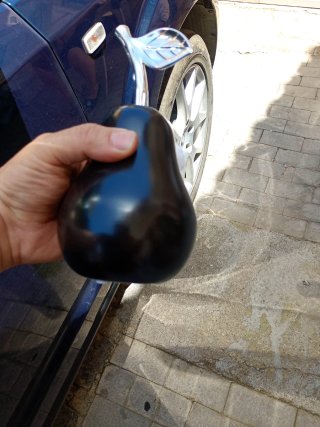 Pera decorativa in ceramica