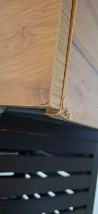 Mueble de baño con prqueño desperfecto