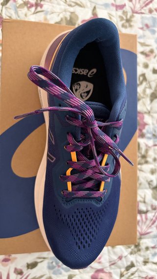Zapatillas ASICS runner azul y morado. Un solo uso