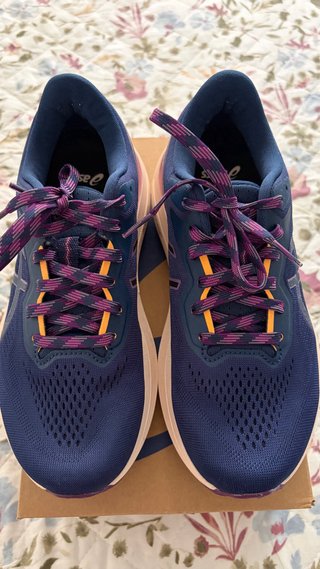 Zapatillas ASICS runner azul y morado. Un solo uso