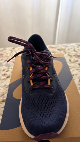 Zapatillas ASICS runner azul y morado. Un solo uso
