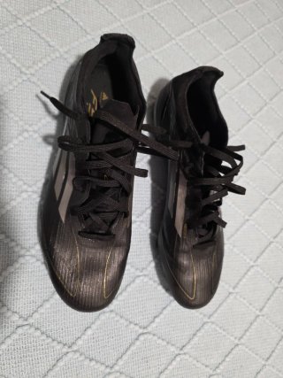 Botas Fútbol Adidas F50 Negras y Doradas