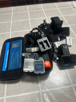 GoPro Hero 11 Seminueva Muy Equipada