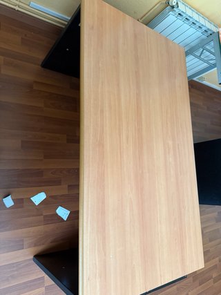 Escritorio de madera marrón y negro