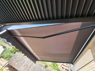 Toldo retráctil Kesser gris