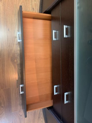Mueble de madera oscuro con estantes