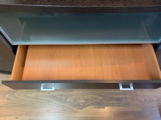 Mueble de madera oscuro con estantes