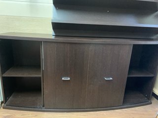Mueble de madera oscuro con estantes