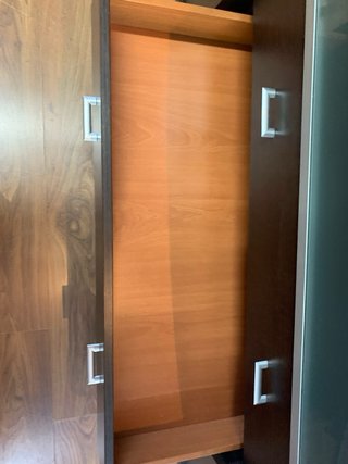 Mueble de madera oscuro con estantes