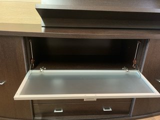 Mueble de madera oscuro con estantes