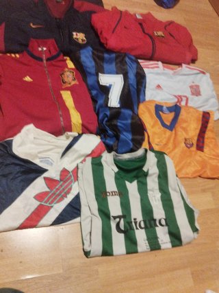 Lote de 3 chakitas y 5 camisetas de fútbol