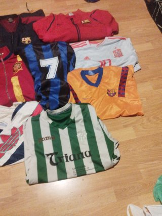 Lote de 3 chakitas y 5 camisetas de fútbol