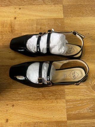 Zapatos planos negros con tiras