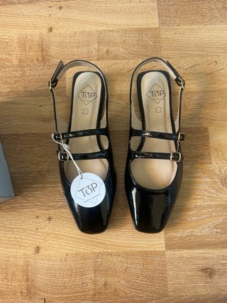 Zapatos planos negros con tiras