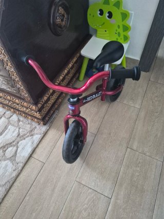 Bicicleta de equilibrio roja