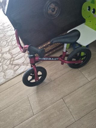Bicicleta de equilibrio roja