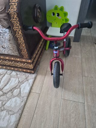 Bicicleta de equilibrio roja