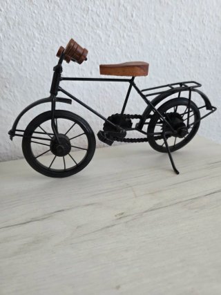 Bicicletas decorativas de metal y madera
