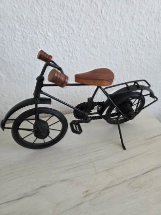 Bicicletas decorativas de metal y madera