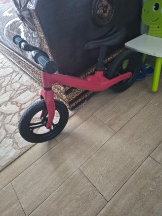 Bicicleta de equilibrio roja