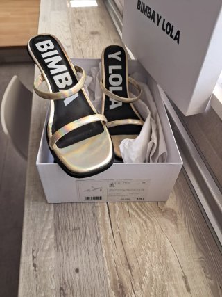Sandalias BIMBA Y LOLA tacón dorado y negro
