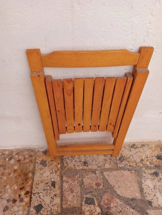 Mesa y 4 Sillas de Madera