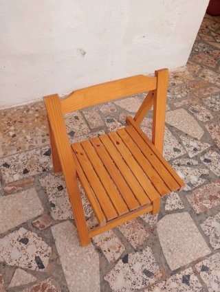 Mesa y 4 Sillas de Madera