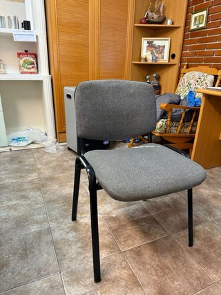 Mesa redonda gris para reuniones