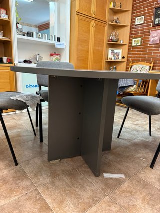 Mesa redonda gris para reuniones
