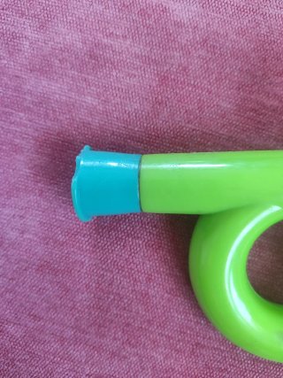 Trompeta de juguete verde y azul