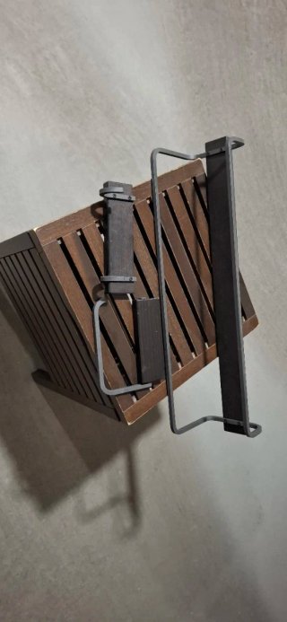 Muebles y complementos de baño en madera oscura.