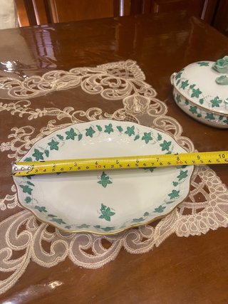 Vassoio Herend decorato con foglie e uva