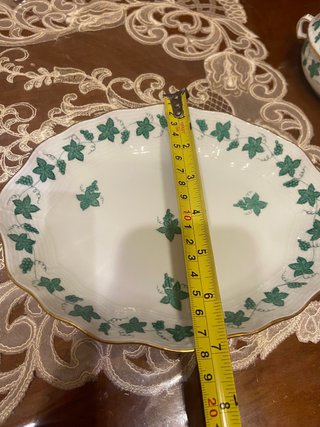 Vassoio Herend decorato con foglie e uva