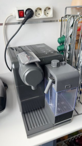Cafetera Nespresso gris
