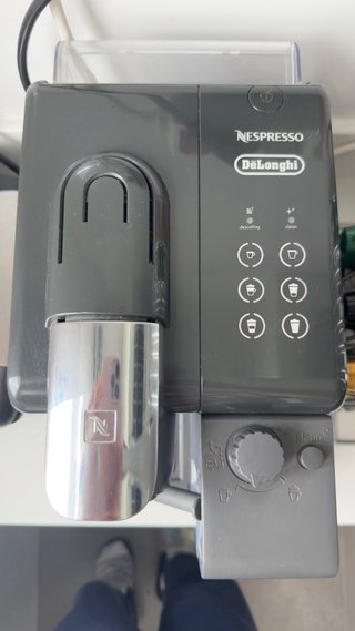 Cafetera Nespresso gris
