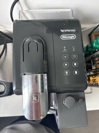 Cafetera Nespresso gris